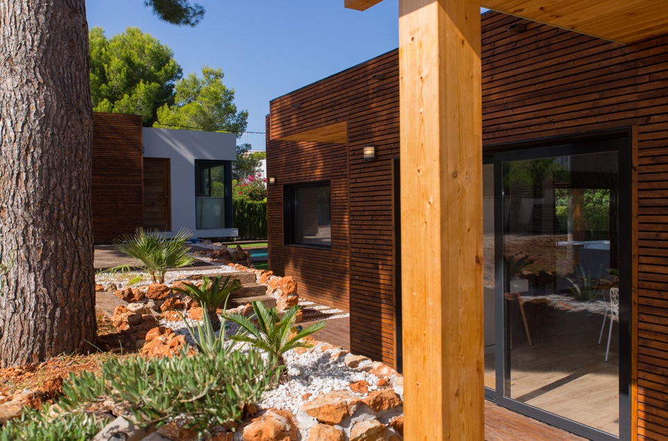 Detalle de fachada de madera y grandes ventanales en una vivienda de referencia de Dénia